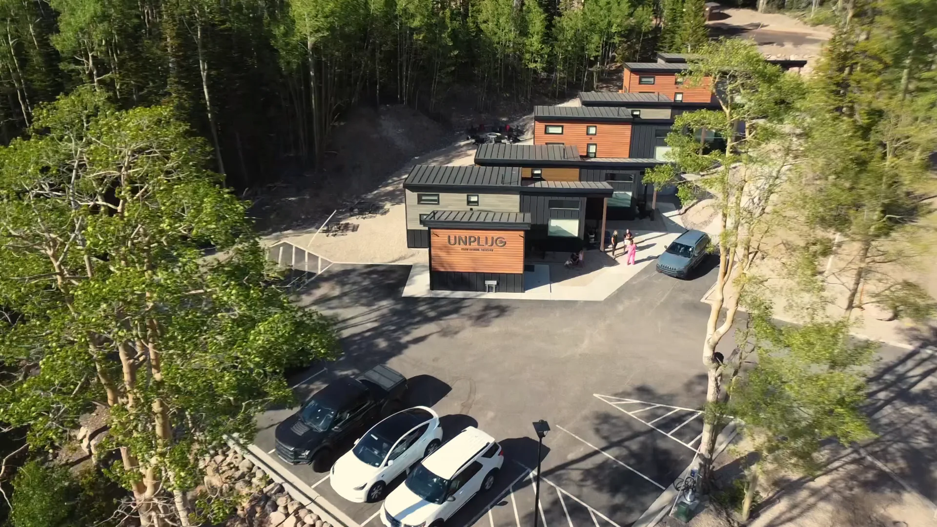 The arrangement of all six cabins and shared outdoor space